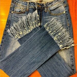 Adorable ankle cropped, fringed jeans! So cute for summer!